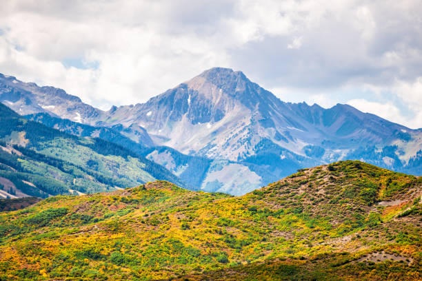 aspen, colorado avec les montagnes rocheuses snowmass pic et la couleur vibrante du feuillage d'automne sur les plantes dans la vallée de la fourche rugissante en 2019 - aspen highlands photos et images de collection