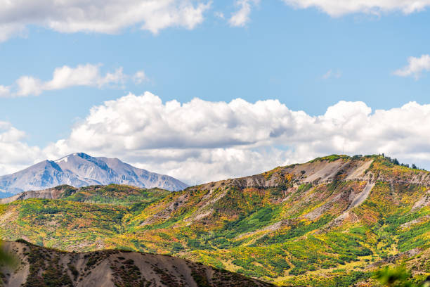 aspen, colorado avec le pic de montagnes rocheuses et la couleur vibrante du feuillage d'automne sur des usines dans la vallée rugissante de fourche en 2019 - aspen highlands photos et images de collection