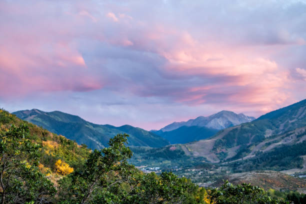 hautes terres de tremble dans le colorado pourpre rose rose coloré crépuscule crépusculif montagnes rocheuses rugissantes de fourche avec le feuillage d'automne - aspen highlands photos et images de collection