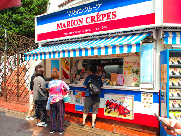 crepe shop w harajuku tokio japonia - takeshita-dori głównej ulicy słynie z wyjątkowej mody ulicznej i kultury młodzieży - harajuku district zdjęcia i obrazy z banku zdjęć