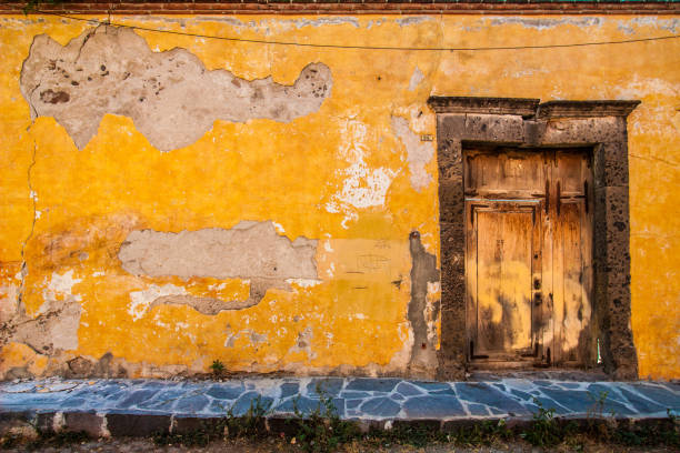 facciata vecchia città messicana - mexico san miguel de allende wall road foto e immagini stock