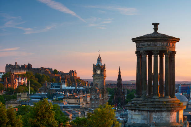 lo skyline di edimburgo, scozia, regno unito - carlton hill foto e immagini stock