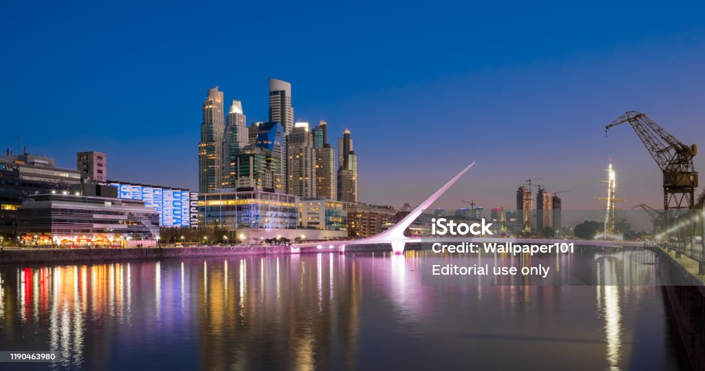 El Paseo Marítimo Con El Puente Colgante Puente De La Mujer En Buenos Aires Argentina Foto de stock y más banco de imágenes de Puente de la mujer - iStock El Paseo Marítimo Con El Puente Colgante Puente De La Mujer En Buenos Aires Argentina Foto de stock y más banco de imágenes de Puente de la mujer - iStock