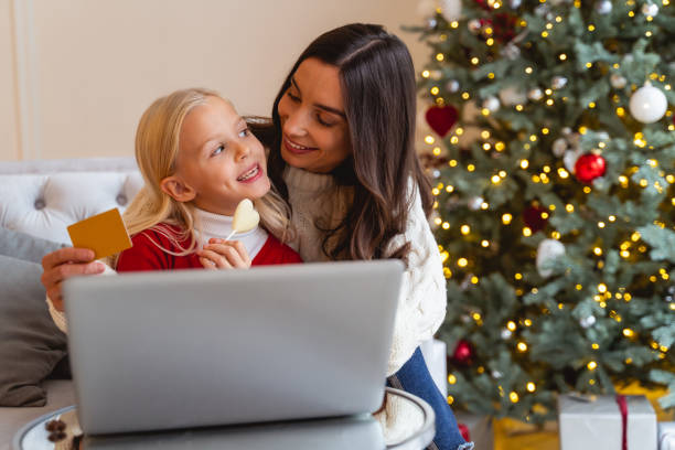 istock Woman with a card hugging her daughter 1190465568