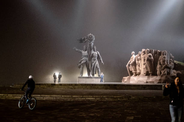 2019- People's Friendship Arch. The Peoples' Friendship Arch is a monument in Kiev, the capital of Ukraine and dedicated to the unification of Russia and Ukraine.
