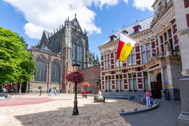 オランダ中央広場の聖マーティン大聖堂とユトレヒト大学 - architecture blue building exterior cathedral ストックフォトと画像