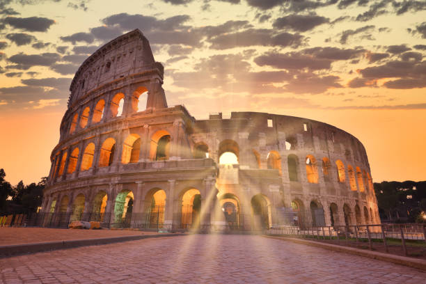 vue de nuit du colisée à rome, italie. architecture de rome et point de repère. rome colosseum est l'une des principales attractions de rome et l'italie - gladiator rome italy sunlight photos et images de collection