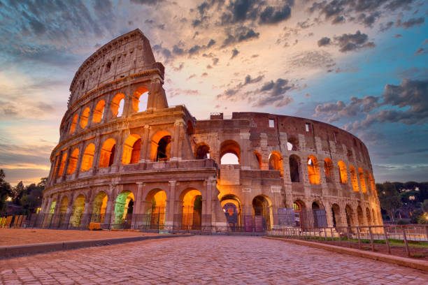 coliseu ao pôr do sol, roma. roma mais conhecida arquitetura e marco. roma coliseu é uma das principais atrações de roma e itália - gladiator rome italy sunlight - fotografias e filmes do acervo