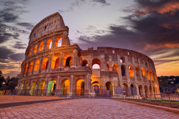 coliseu ao pôr do sol, roma. roma mais conhecida arquitetura e marco. roma coliseu é uma das principais atrações de roma e itália - gladiator rome italy sunlight - fotografias e filmes do acervo