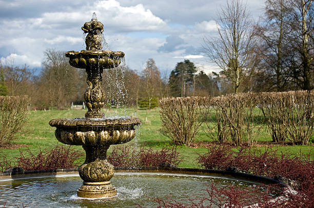 brunnen in italienischen garten - hever stock-fotos und bilder