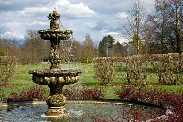 fontana nel giardino italiano - hever foto e immagini stock