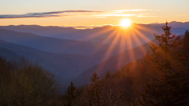 starburst sunrise bei smokies - great smoky mountains great smoky mountains national park panoramic appalachian mountains stock-fotos und bilder