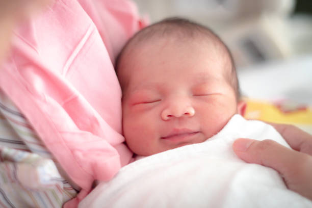 recém-nascido asiático do bebê - baby cheerful child blanket - fotografias e filmes do acervo