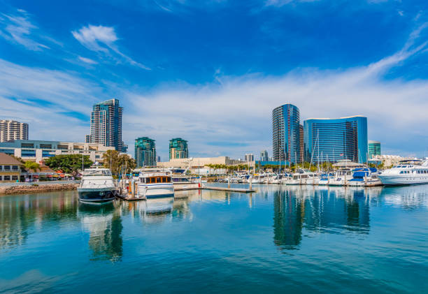 skyline de san diego com porto do porto do porto, califórnia - san diego california skyline san diego bay panoramic - fotografias e filmes do acervo