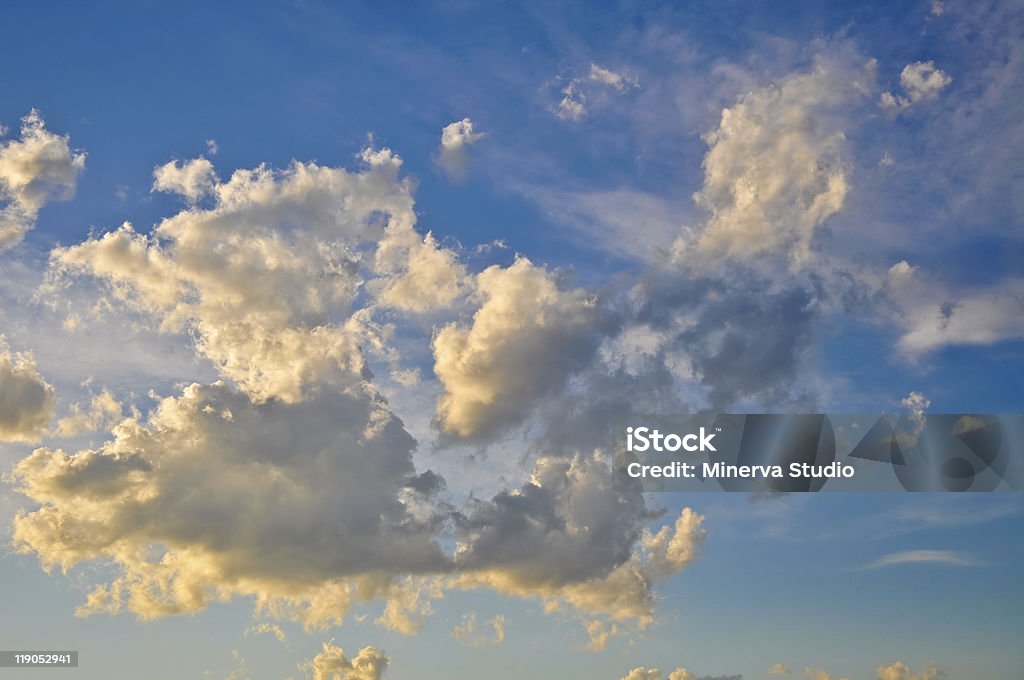 Nuages dans le ciel bleu clair - Photo de Beauté de la nature libre de droits