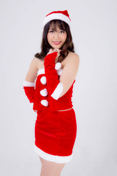 bellissimo ritratto giovane donna asiatica babbo natale indossare cappello sorridente con felice in vacanza natale, bellezza modella asia ragazza allegra e felicità che celebra a natale isolata su sfondo bianco. - christmas fashion model human arm beautiful foto e immagini stock