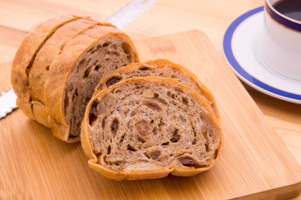 pain de seigle aux raisins secs et noix - walnut bread photos et images de collection