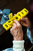 senior-in-anspruchnimmt-die-seniorin-pil
