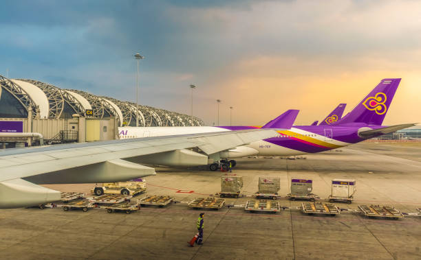 thai airways boeing park o terminal de passageiros no aeroporto suvarnabhumi. - província de bangkok - fotografias e filmes do acervo