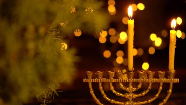 la primera noche de hanukkah. una luz en la menorah - menorah hanukkah israel judaism fotografías e imágenes de stock