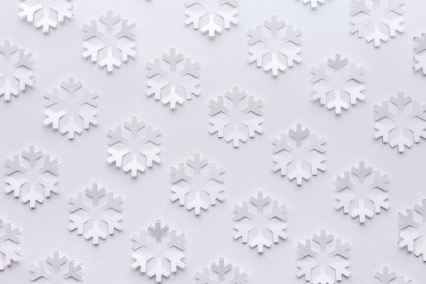 fond blanc d'hiver fait des flocons de neige de papier - christmas pattern paper seamless photos et images de collection