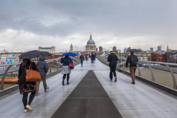 st pauls mirando desde el puente del milenio, londres - london england thames river storm rain fotografías e imágenes de stock