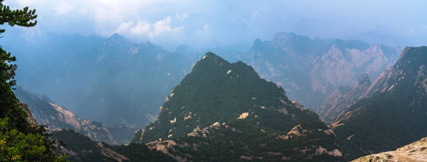 panoramic view from the west peak summit of hua shan mountain - eternity spirituality landscape rock imagens e fotografias de stock