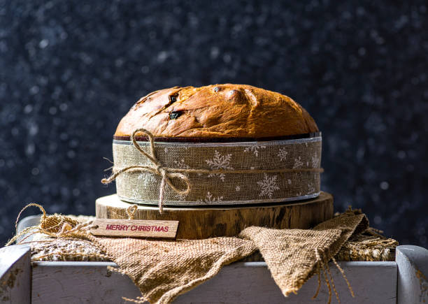 panettone, typowe świąteczne włoskie jedzenie, na rustykalnym drewnianym tle. - fruitcake christmas cake cake raisin zdjęcia i obrazy z banku zdjęć