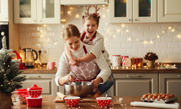 mère de famille heureuse et enfant font cuire des biscuits de noel - rolling dough pastry apron photos et images de collection