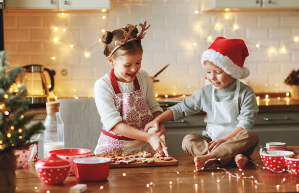 행복한 아이들 소년과 소녀는 크리스마스 쿠키를 구워 - flower hat fun child 뉴스 사진 이미지