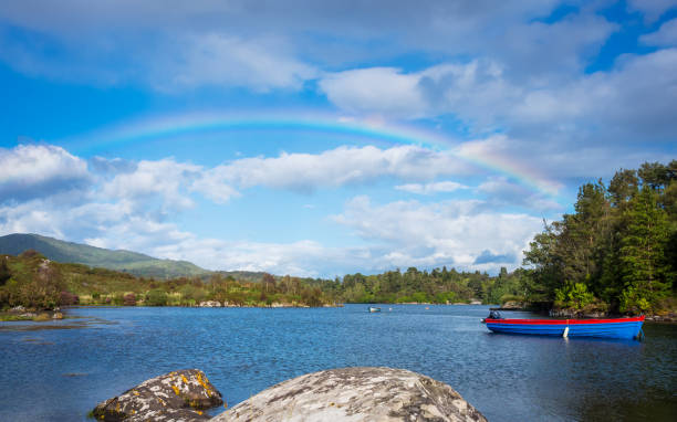 arco-íris sobre a baía de bantry em ireland - overcast republic of ireland cloudscape cloud - fotografias e filmes do acervo