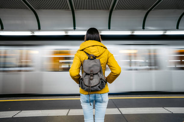 treno della metropolitana in attesa - train subway station people subway train foto e immagini stock