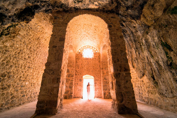 sainte l'église de pierre est la première église du monde. la grotte a un mur à l'avant de l'église. - antakya photos et images de collection