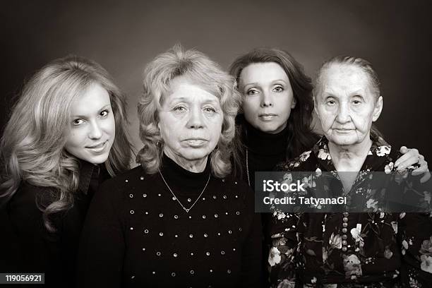 Foto de Quatro Gerações De Mulheres Em Família e mais fotos de stock de 70 anos - 70 anos, Abraçar, Adulto