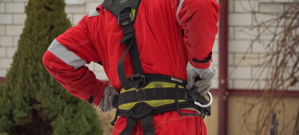 travailleur en vêtements de travail. installateur du toit. ceinture de sécurité sur le wo - profiled photos et images de collection