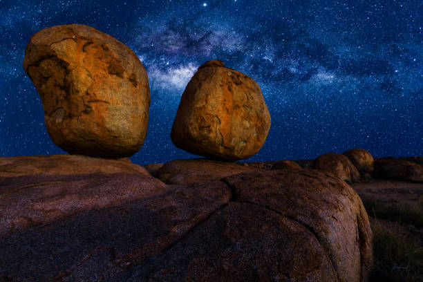 diablos mármoles de forma lechosa - devils marbles fotografías e imágenes de stock