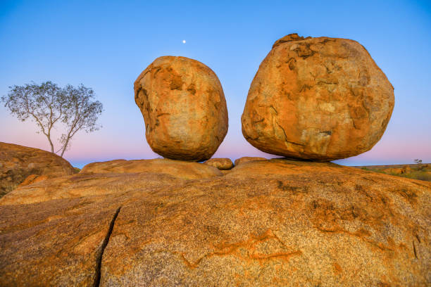 mármoles de diablos por la noche - devils marbles fotografías e imágenes de stock