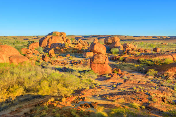 vista aérea de devils marbles - devils marbles fotografías e imágenes de stock