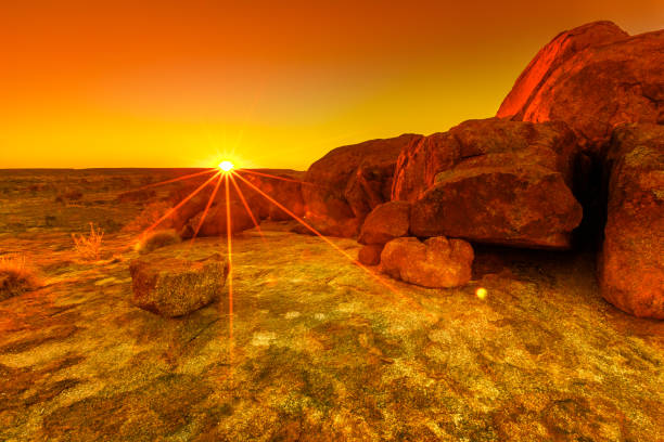 воздушные дьяволы мрамор закат - devils marbles стоковые фото и изображения