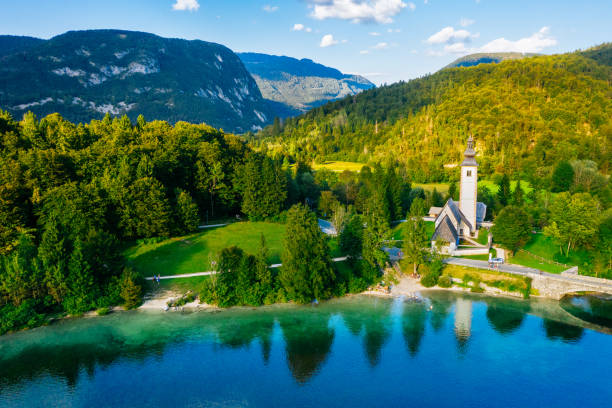 aerial view of lake bohinj (bohinjsko jezero) in susnset, slovenia - lake bohinj imagens e fotografias de stock