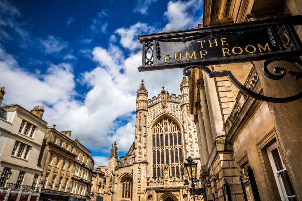 arquitetura exterior do quarto da bomba na cidade do banho, reino unido - bath abbey - fotografias e filmes do acervo