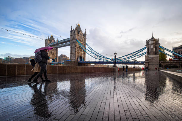 morgenszene an einem regnerischen tag in london an der tower bridge - london in the rain stock-fotos und bilder