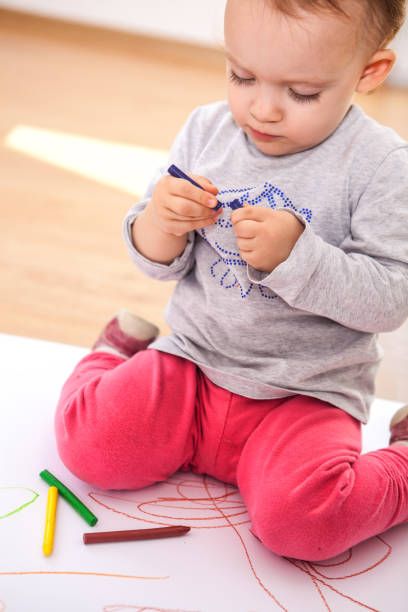 istock Little baby girl drawing 1190585907