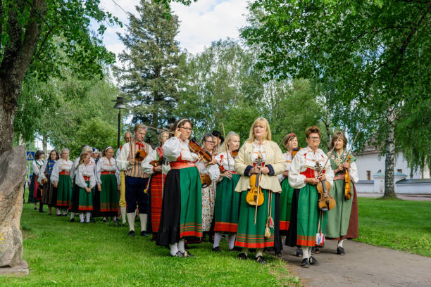 伝統的な真夏のパレードを準備するスウェーデンの民族音楽家 - swedish culture ストックフォトと画像