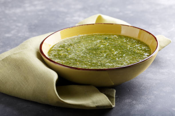 томатильо сальса верде. чаша острого зеленого соуса на сером столе, мексиканская кухня. - salsa hot sauce mexico condiment стоковые фото и изображения