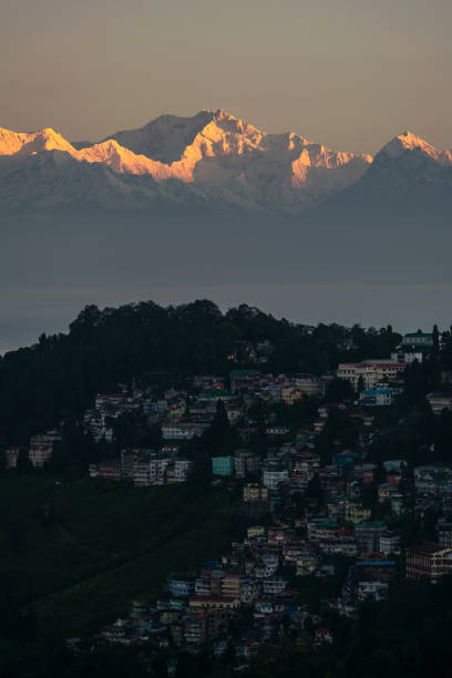 красивый восход солнца на kangchenjunga - himalayas cloud mountain peak cloudscape стоковые фото и изображения