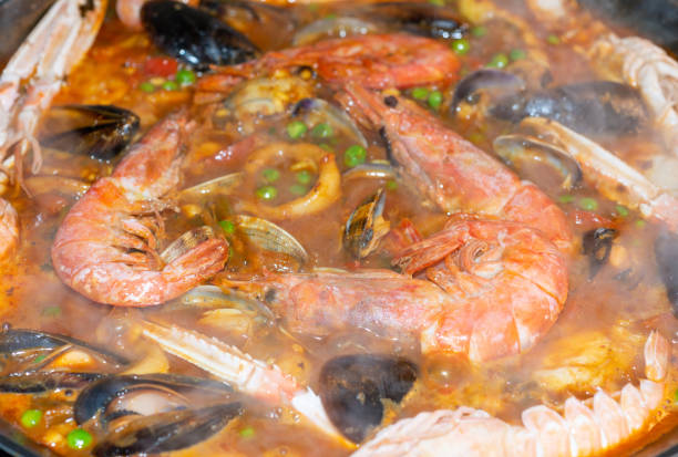 detalles de una típica paella española de arrzoz con gambas, calamares, sepia, mejillones y rape. - 16713 fotografías e imágenes de stock