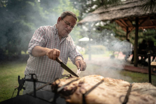 바비큐를 준비하는 남자 - argentina barbecue grill steak barbecue 뉴스 사진 이미지