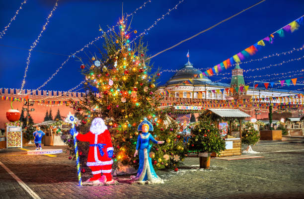 istock Santa Claus and Snow Maiden on Red Square 1190613139