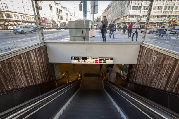 signe de station de métro de karlsplatz de vienne, autriche, également appelé u-bahn indiquant les lignes u1, u2 et u4, vues des escaliers mécaniques. c'est le réseau de métro de la ville. - vienna karlsplatz austria subway train photos et images de collection